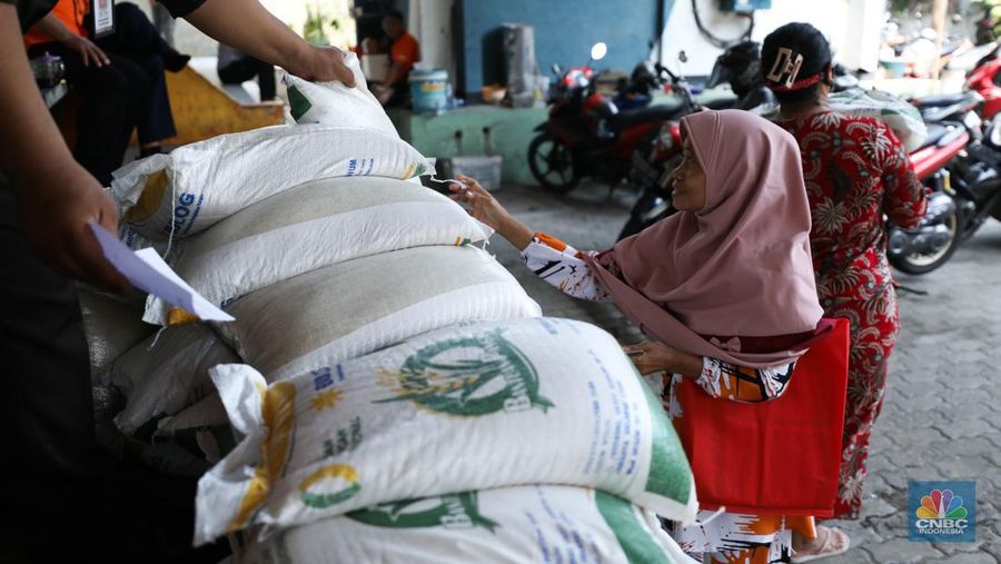 Penyaluran Beras Bulog ke Warga. (CNBC Indonesia/Tri Susilo)
