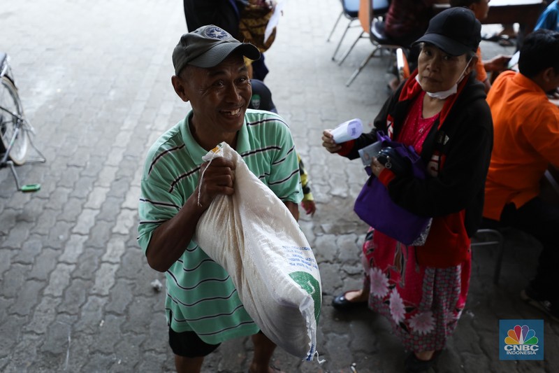 Penyaluran Beras Bulog ke Warga. (CNBC Indonesia/Tri Susilo) Penyaluran Beras Bulog ke Warga. (CNBC Indonesia/Tri Susilo)
