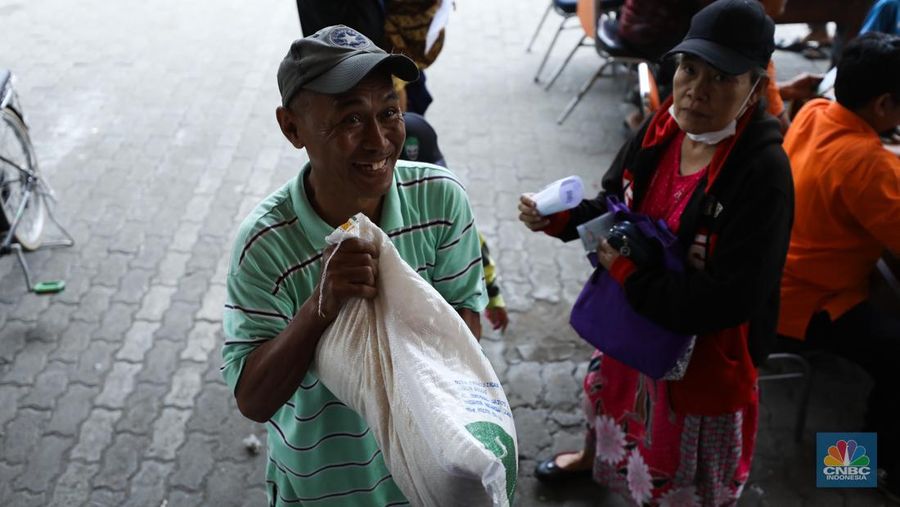 Penyaluran Beras Bulog ke Warga. (CNBC Indonesia/Tri Susilo)