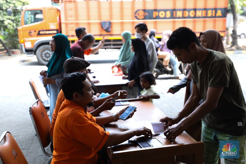 Penyaluran Beras Bulog ke Warga. (CNBC Indonesia/Tri Susilo)