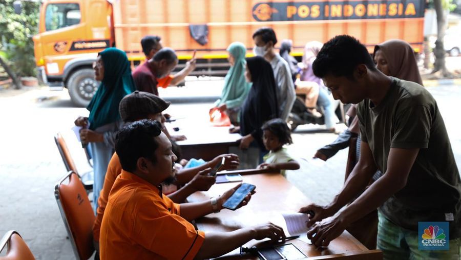 Penyaluran Beras Bulog ke Warga. (CNBC Indonesia/Tri Susilo)