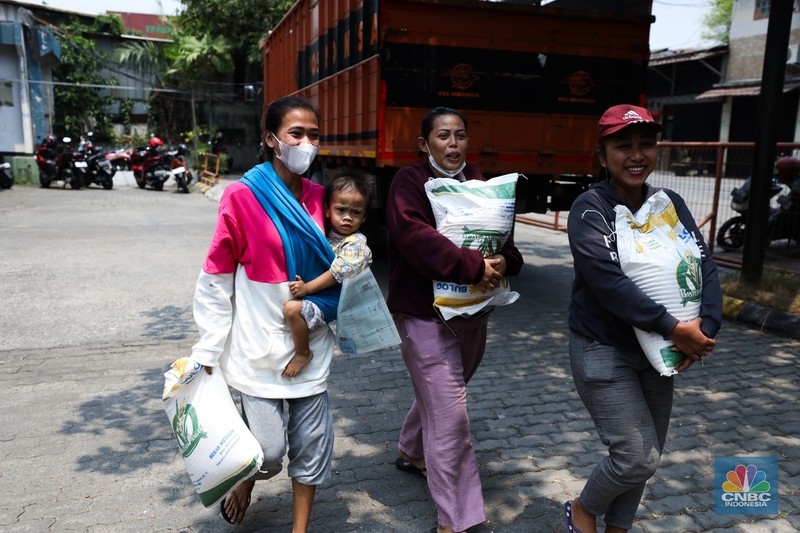 Penyaluran Beras Bulog ke Warga. (CNBC Indonesia/Tri Susilo) Penyaluran Beras Bulog ke Warga. (CNBC Indonesia/Tri Susilo)