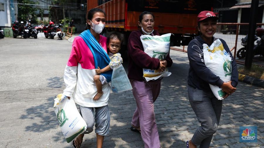 Penyaluran Beras Bulog ke Warga. (CNBC Indonesia/Tri Susilo)