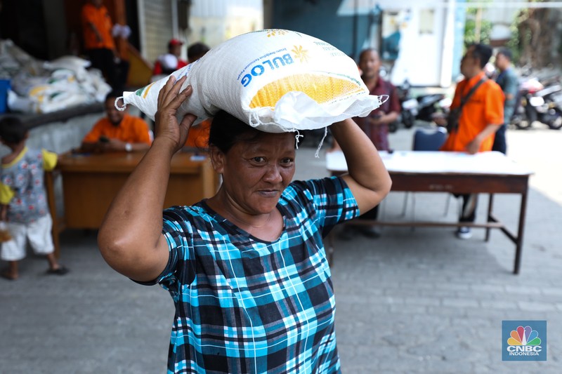 Penyaluran Beras Bulog ke Warga. (CNBC Indonesia/Tri Susilo) Penyaluran Beras Bulog ke Warga. (CNBC Indonesia/Tri Susilo)