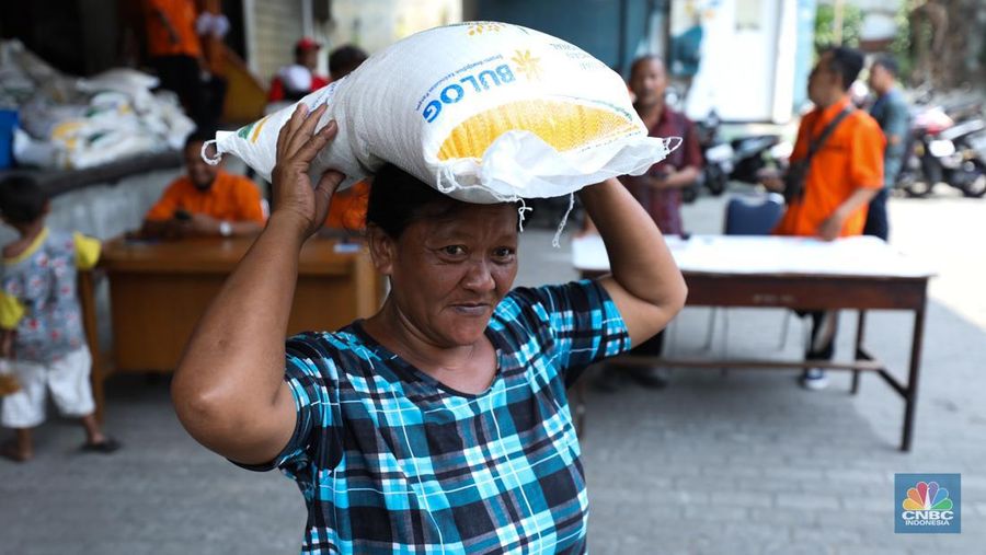 Penyaluran Beras Bulog ke Warga. (CNBC Indonesia/Tri Susilo)