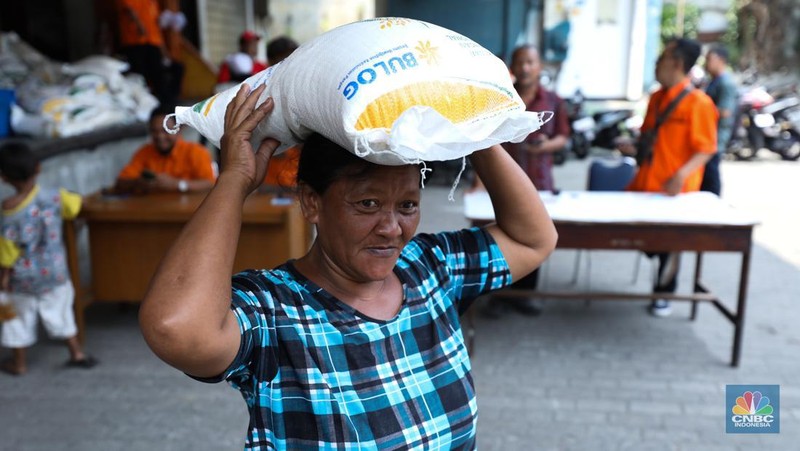 Penyaluran Beras Bulog ke Warga. (CNBC Indonesia/Tri Susilo)