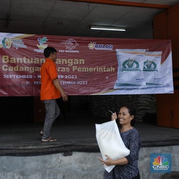 Potret Warga DKI Antusias Ambil Bansos Beras 10 Kg Jokowi
