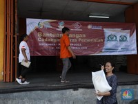 Potret Warga DKI Antusias Ambil Bansos Beras 10 Kg Jokowi