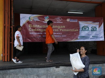 Potret Warga DKI Antusias Ambil Bansos Beras 10 Kg Jokowi