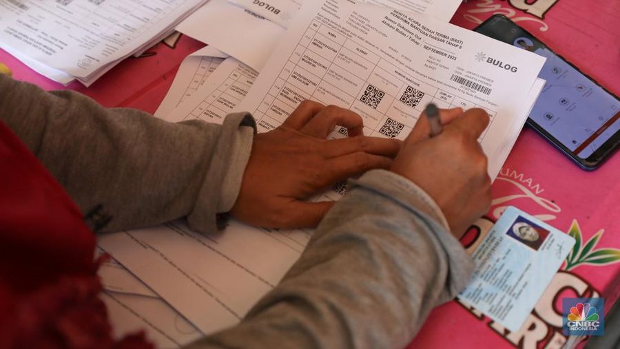 Penyaluran Beras Bulog ke Warga. (CNBC Indonesia/Tri Susilo)