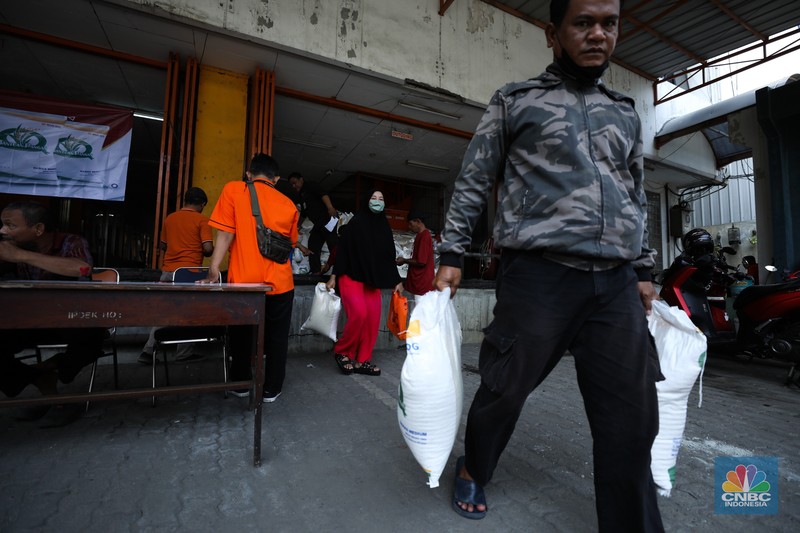 Penyaluran Beras Bulog ke Warga. (CNBC Indonesia/Tri Susilo)