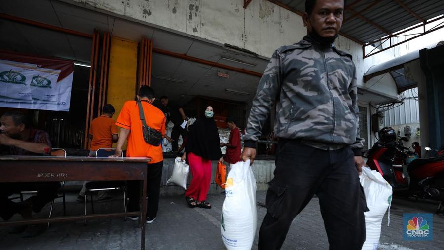 Penyaluran Beras Bulog ke Warga. (CNBC Indonesia/Tri Susilo)