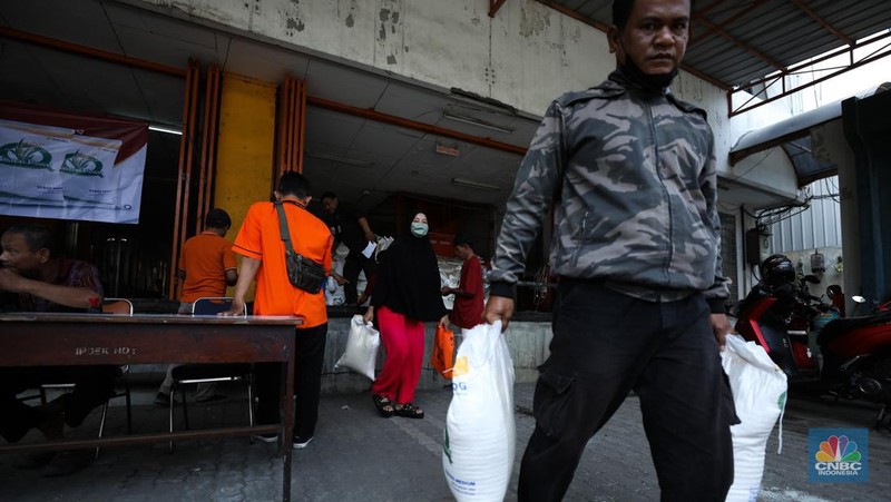 Penyaluran Beras Bulog ke Warga. (CNBC Indonesia/Tri Susilo)