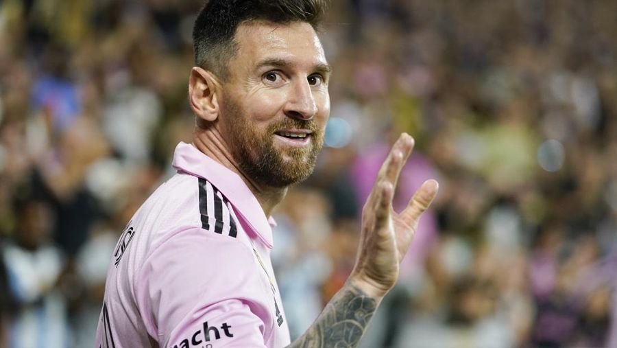 Penyerang Inter Miami Lionel Messi melambai ke penonton pada paruh waktu babak ke kedua pertandingan sepak bola MLS melawan Los Angeles FC, Minggu, 3 September 2023, di Los Angeles. (AP Photo/Ryan Sun)