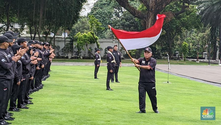 Presiden Joko Widodo (Jokowi) melepas kontingen atlet Asian Games di Hangzhou, China, di halaman Istana Merdeka, Selasa (19/9/2023). Jokowi melepas 576 atlet hingga official yang berlaga di 30 cabang olah raga. (CNBC Indonesia/Emir)