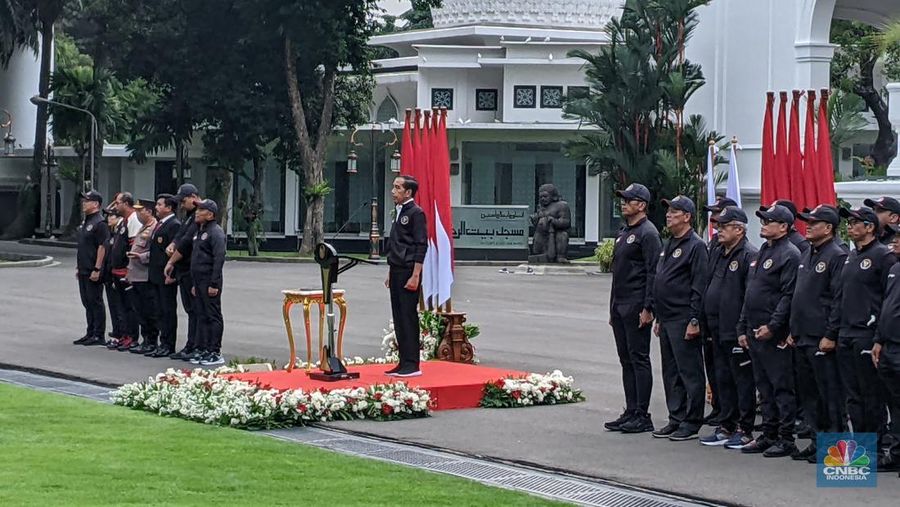 Presiden Joko Widodo (Jokowi) melepas kontingen atlet Asian Games di Hangzhou, China, di halaman Istana Merdeka, Selasa (19/9/2023). Jokowi melepas 576 atlet hingga official yang berlaga di 30 cabang olah raga. (CNBC Indonesia/Emir) Presiden Joko Widodo (Jokowi) melepas kontingen atlet Asian Games di Hangzhou, China, di halaman Istana Merdeka, Selasa (19/9/2023). Jokowi melepas 576 atlet hingga official yang berlaga di 30 cabang olah raga. (CNBC Indonesia/Emir)