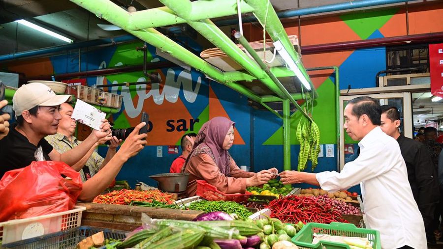 Presiden Joko Widodo Meninjau Harga dan Pasokan Sejumlah Komoditas Pangan yang ada di Pasar Jatinegara, Jakarta Timur, 19 September 2023. (Dok. biropers)