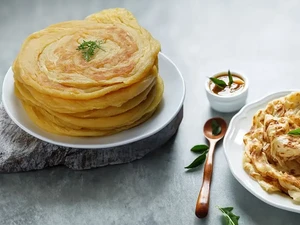 10 Makanan Khas Malaysia Terpopuler yang Rasanya Gurih, Pedas, Aromatik