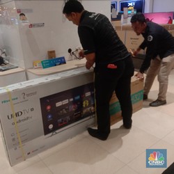 Pengunjung Ini Happy Beli TV LED di Transmart: Diskon Sejuta!