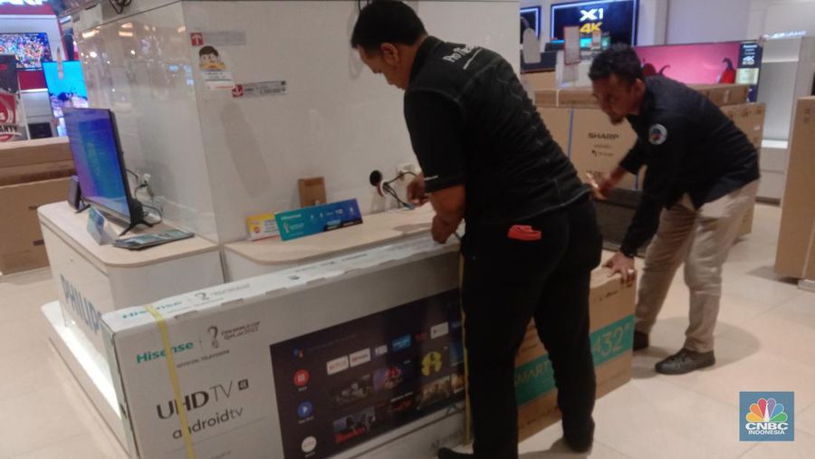 Seorang pengunjung Transmart Cempaka Putih memboyong TV selama promo diskon besar-besaran hadir kembali di Transmart. (CNBC Indonesia/Eqqi Saputra)