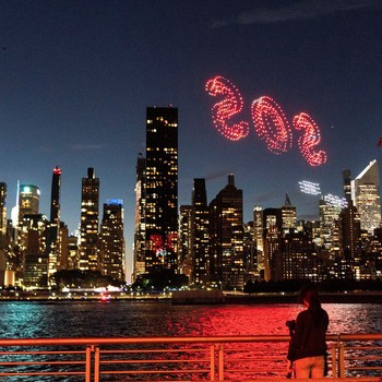 Potret Seribu Drone di Langit New York, Muncul SOS-Ikan Paus