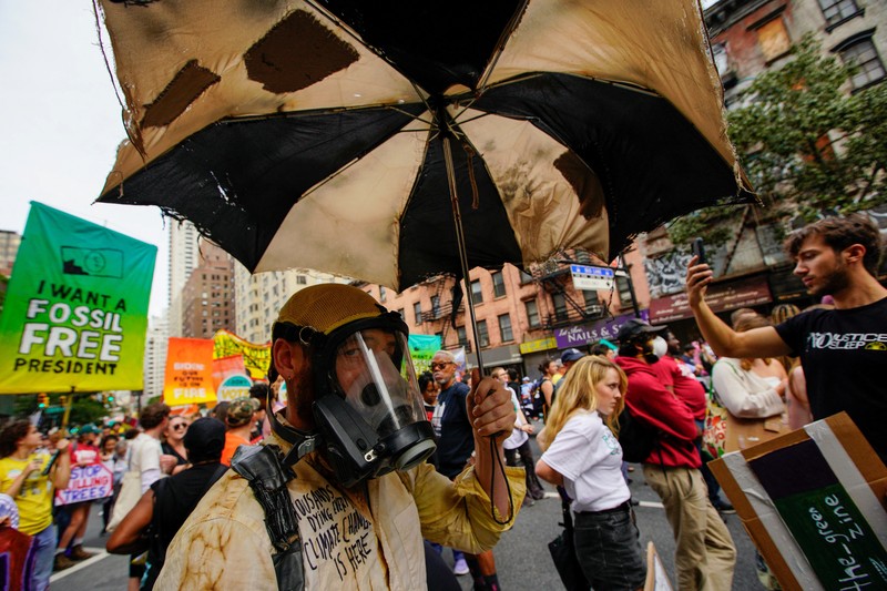 Aktivis menandai dimulainya Pekan Iklim di New York selama demonstrasi yang menyerukan pemerintah AS untuk mengambil tindakan terhadap perubahan iklim dan menolak penggunaan bahan bakar fosil di New York City, New York, AS, 17 September 2023. Aktivis menandai dimulainya Pekan Iklim di New York selama demonstrasi yang menyerukan pemerintah AS untuk mengambil tindakan terhadap perubahan iklim dan menolak penggunaan bahan bakar fosil di New York City, New York, AS, 17 September 2023. (REUTERS/Eduardo Munoz)