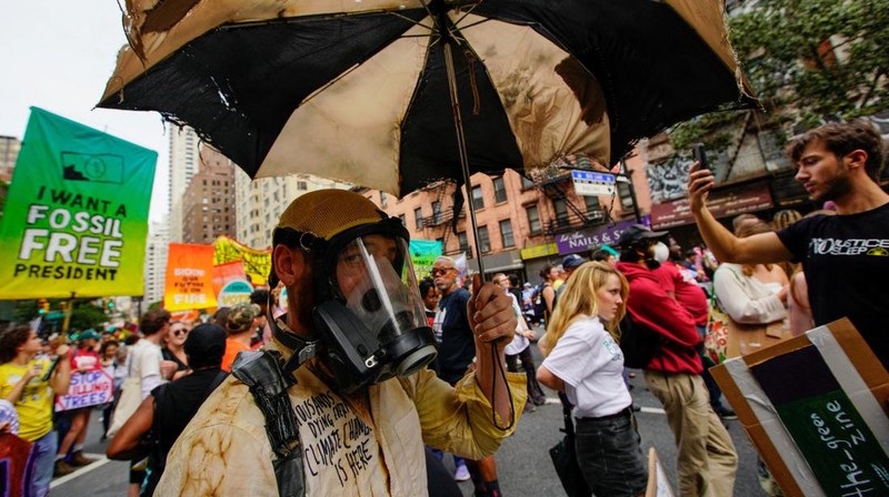 Aktivis menandai dimulainya Pekan Iklim di New York selama demonstrasi yang menyerukan pemerintah AS untuk mengambil tindakan terhadap perubahan iklim dan menolak penggunaan bahan bakar fosil di New York City, New York, AS, 17 September 2023. (REUTERS/Eduardo Munoz)