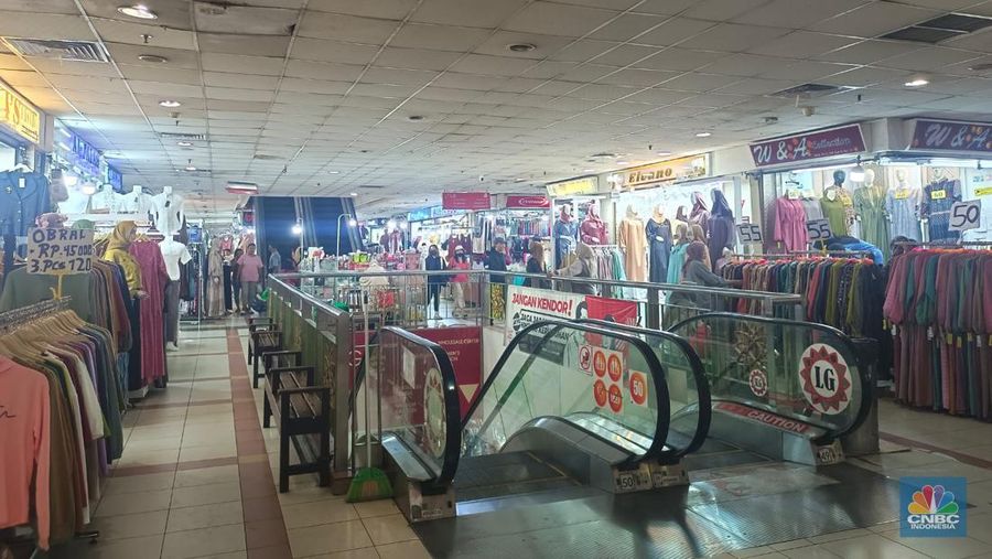 Suasana Tanah Abang blok A dan B, Jakarta, Selasa 19/9. (CNBC Indonesia/Martyasari Rizky)