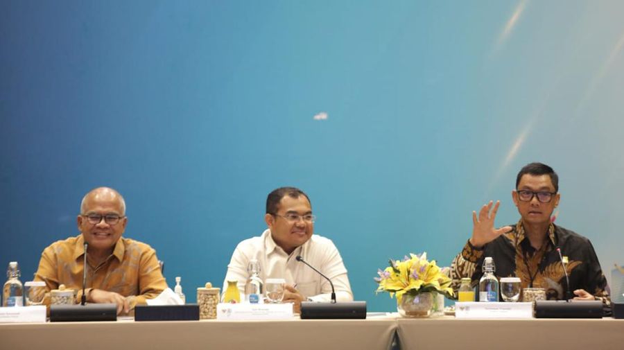 Dari kiri ke kanan: Komisaris Utama PLN Periode 2019-2023, Amien Sunaryadi, Deputi Bidang Sumber Daya Manusia, Teknologi dan Informasi Kementerian BUMN, Tedi Bharata, dan Direktur Utama PLN Darmawan Prasodjo saat Rapat Umum Pemegang Saham PLN pada Rabu (20/9). (Dok PLN)) Dari kiri ke kanan: Komisaris Utama PLN Periode 2019-2023, Amien Sunaryadi, Deputi Bidang Sumber Daya Manusia, Teknologi dan Informasi Kementerian BUMN, Tedi Bharata, dan Direktur Utama PLN Darmawan Prasodjo saat Rapat Umum Pemegang Saham PLN pada Rabu (20/9). (Dok PLN))