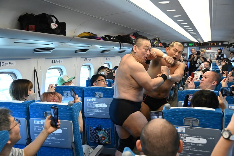 JAPAN-WRESTLING/TRAIN Minoru Suzuki and Sanshiro Takagi, wrestlers from Japanese professional wrestling promotion DDT Pro-Wrestling, fight inside Tokaido Shinkansen bullet train from Tokyo to Nagoya during a wrestling show in Japan September 18, 2023, in this handout photo released by JR Tokai (The Central Japan Railway Company). JR Tokai/Handout via REUTERS ATTENTION EDITORS - THIS IMAGE HAS BEEN SUPPLIED BY A THIRD PARTY. MANDATORY CREDIT. NO RESALES. NO ARCHIVES.