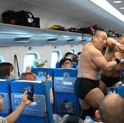 Kereta Cepat Shinkansen Jadi Arena Gulat, Pertarungan Sengit!