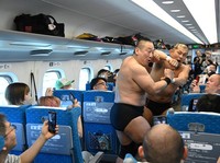 Kereta Cepat Shinkansen Jadi Arena Gulat, Pertarungan Sengit!