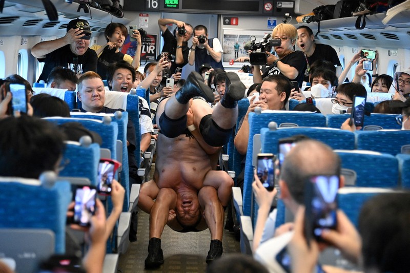 JAPAN-WRESTLING/TRAIN Minoru Suzuki and Sanshiro Takagi, wrestlers from Japanese professional wrestling promotion DDT Pro-Wrestling, fight inside Tokaido Shinkansen bullet train from Tokyo to Nagoya during a wrestling show in Japan September 18, 2023, in this handout photo released by JR Tokai (The Central Japan Railway Company). JR Tokai/Handout via REUTERS ATTENTION EDITORS - THIS IMAGE HAS BEEN SUPPLIED BY A THIRD PARTY. MANDATORY CREDIT. NO RESALES. NO ARCHIVES.