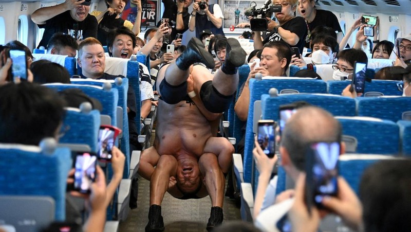 Minoru Suzuki and Sanshiro Takagi, wrestlers from Japanese professional wrestling promotion DDT Pro-Wrestling, fight inside Tokaido Shinkansen bullet train from Tokyo to Nagoya during a wrestling show in Japan September 18, 2023, in this handout photo released by JR Tokai (The Central Japan Railway Company).  JR Tokai/Handout via REUTERS  ATTENTION EDITORS - THIS IMAGE HAS BEEN SUPPLIED BY A THIRD PARTY. MANDATORY CREDIT. NO RESALES. NO ARCHIVES.