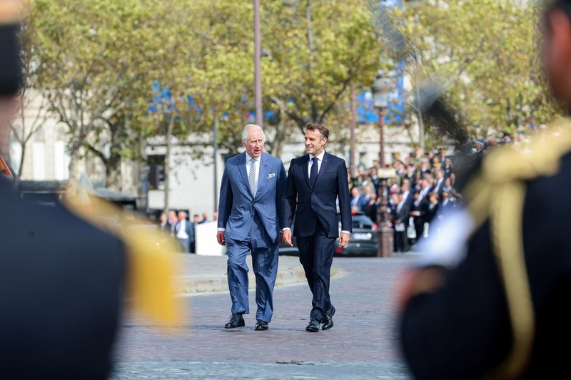 Raja Charles dari Inggris dan Ratu Camilla dari Inggris menurunkan pesawat mereka setibanya di Bandara Orly pada 20 September 2023, pada hari pertama kunjungan kenegaraan ke Prancis. Raja Inggris Charles III dan istrinya Ratu Camilla sedang melakukan kunjungan kenegaraan selama tiga hari ke Prancis. Raja Charles dari Inggris dan Ratu Camilla dari Inggris menurunkan pesawat mereka setibanya di Bandara Orly pada 20 September 2023, pada hari pertama kunjungan kenegaraan ke Prancis. Raja Inggris Charles III dan istrinya Ratu Camilla sedang melakukan kunjungan kenegaraan selama tiga hari ke Prancis. (MIGUEL MEDINA/Pool via REUTERS)