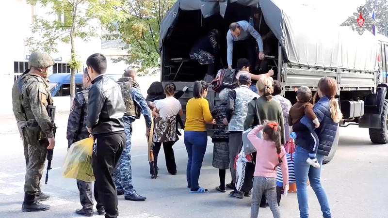 Pasukan penjaga perdamaian Rusia mengevakuasi warga sipil di kota Askeran menyusul dilancarkannya operasi militer oleh pasukan Azerbaijan di wilayah Nagorno-Karabakh, wilayah yang dihuni oleh etnis Armenia, dalam gambar diam dari video yang dipublikasikan pada 20 September 2023. (Russian Defence Ministry/Handout via REUTERS)