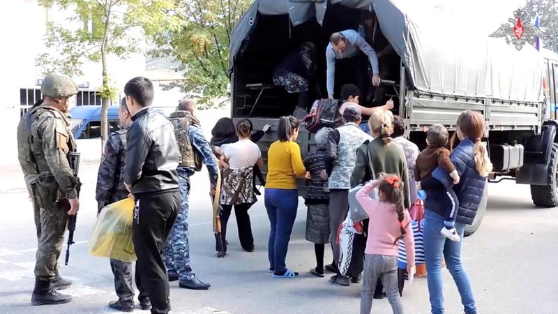 Pasukan penjaga perdamaian Rusia mengevakuasi warga sipil di kota Askeran menyusul dilancarkannya operasi militer oleh pasukan Azerbaijan di wilayah Nagorno-Karabakh, wilayah yang dihuni oleh etnis Armenia, dalam gambar diam dari video yang dipublikasikan pada 20 September 2023. (Russian Defence Ministry/Handout via REUTERS)