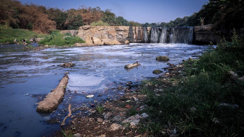 Penampakan Curug Parigi yang Tercemar, Hitam Pekat Hingga Bau Menyengat 24 Jam. (CNBC Indonesia/Faisal Rahman)