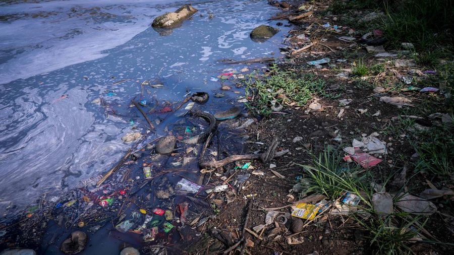 Penampakan Curug Parigi yang Tercemar, Hitam Pekat Hingga Bau Menyengat 24 Jam. (²©²ÊÍøÕ¾/Faisal Rahman)