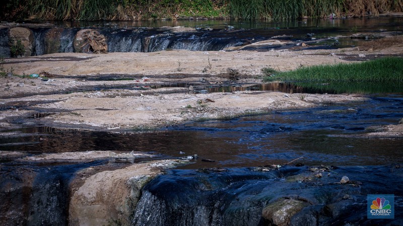 Penampakan Curug Parigi yang Tercemar, Hitam Pekat Hingga Bau Menyengat 24 Jam. (CNBC Indonesia/Faisal Rahman) Penampakan Curug Parigi yang Tercemar, Hitam Pekat Hingga Bau Menyengat 24 Jam. (CNBC Indonesia/Faisal Rahman)