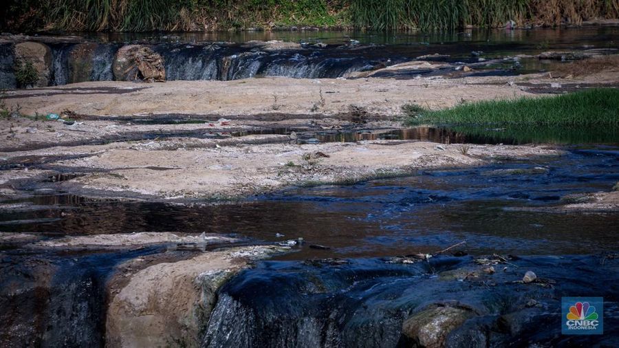 Penampakan Curug Parigi yang Tercemar, Hitam Pekat Hingga Bau Menyengat 24 Jam. (CNBC Indonesia/Faisal Rahman)