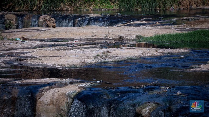 Penampakan Curug Parigi yang Tercemar, Hitam Pekat Hingga Bau Menyengat 24 Jam. (CNBC Indonesia/Faisal Rahman)