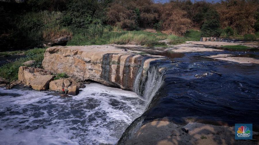Penampakan Curug Parigi yang Tercemar, Hitam Pekat Hingga Bau Menyengat 24 Jam. (CNBC Indonesia/Faisal Rahman)