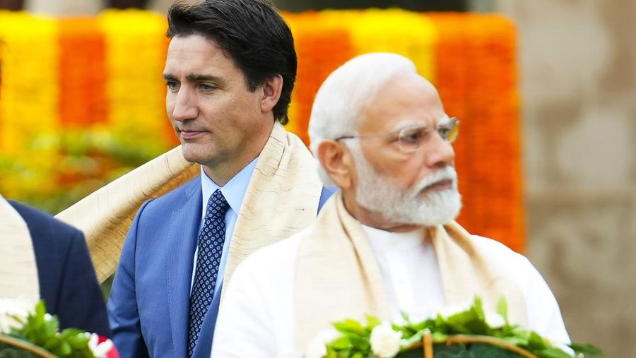 Perdana Menteri Kanada Justin Trudeau, kiri, berjalan melewati Perdana Menteri India Narendra Modi. (Sean Kilpatrick/The Canadian Press via AP/File Foto)