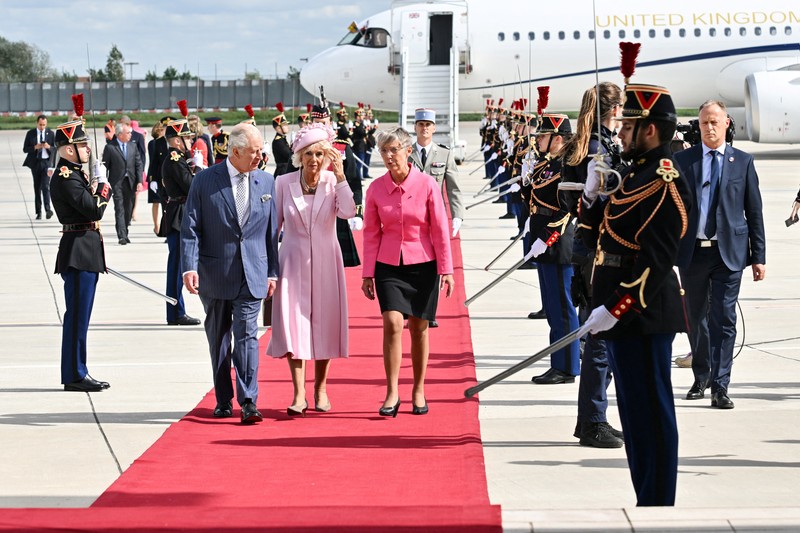 Raja Charles dari Inggris dan Ratu Camilla dari Inggris menurunkan pesawat mereka setibanya di Bandara Orly pada 20 September 2023, pada hari pertama kunjungan kenegaraan ke Prancis. Raja Inggris Charles III dan istrinya Ratu Camilla sedang melakukan kunjungan kenegaraan selama tiga hari ke Prancis. Raja Charles dari Inggris dan Ratu Camilla dari Inggris menurunkan pesawat mereka setibanya di Bandara Orly pada 20 September 2023, pada hari pertama kunjungan kenegaraan ke Prancis. Raja Inggris Charles III dan istrinya Ratu Camilla sedang melakukan kunjungan kenegaraan selama tiga hari ke Prancis. (MIGUEL MEDINA/Pool via REUTERS)