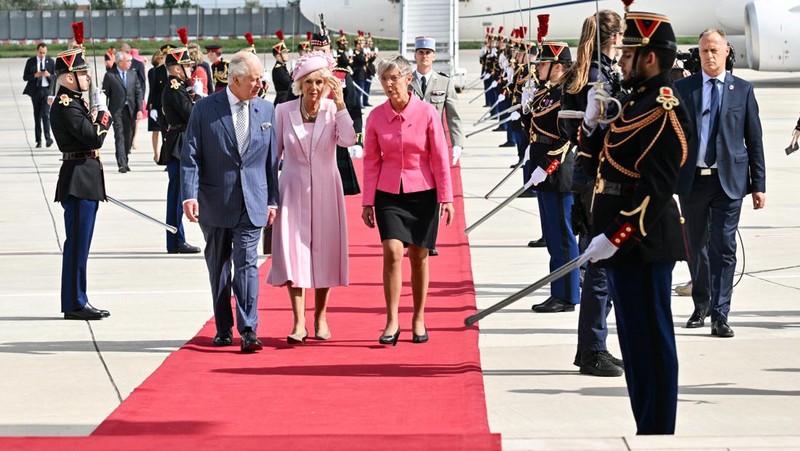 Raja Charles dari Inggris dan Ratu Camilla dari Inggris menurunkan pesawat mereka setibanya di Bandara Orly pada 20 September 2023, pada hari pertama kunjungan kenegaraan ke Prancis. Raja Inggris Charles III dan istrinya Ratu Camilla sedang melakukan kunjungan kenegaraan selama tiga hari ke Prancis. (MIGUEL MEDINA/Pool via REUTERS)