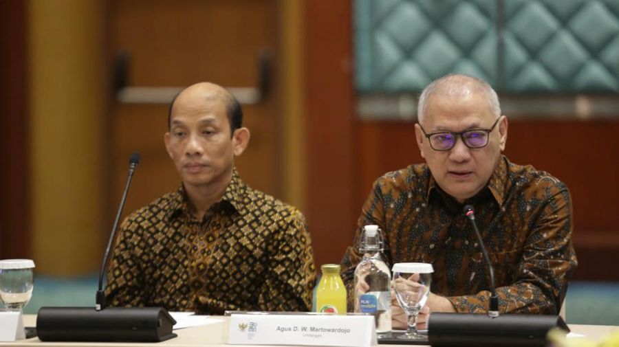 Komisaris Utama PLN, Agus Dermawan Wintarto Martowardojo (kanan) bersama Komisaris Independen PLN, Arcandra Tahar (kiri) saat menyampaikan sambutan dalam Rapat Umum Pemegang Saham PLN pada Rabu (20/9). (Dok PLN)