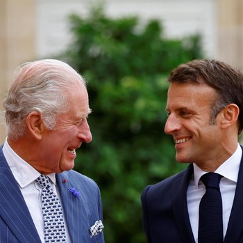 Raja Charles III Terbang ke Prancis, Senyum Mesra ke Macron