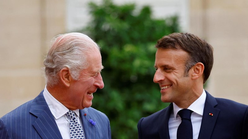Raja Charles dari Inggris dan Ratu Camilla dari Inggris menurunkan pesawat mereka setibanya di Bandara Orly pada 20 September 2023, pada hari pertama kunjungan kenegaraan ke Prancis. Raja Inggris Charles III dan istrinya Ratu Camilla sedang melakukan kunjungan kenegaraan selama tiga hari ke Prancis. (MIGUEL MEDINA/Pool via REUTERS)