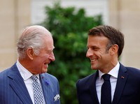 Raja Charles III Terbang ke Prancis, Senyum Mesra ke Macron